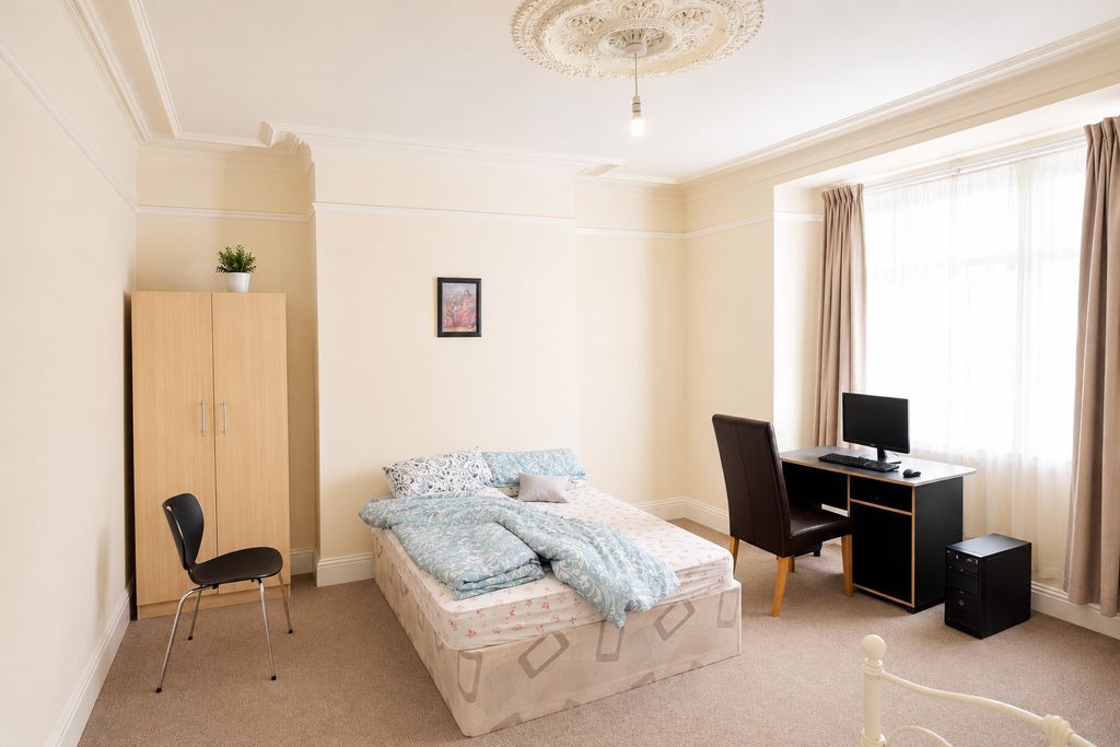 Property photo 2 of 4 Grand Bright Bedroom With Study Desk And Ornate...
