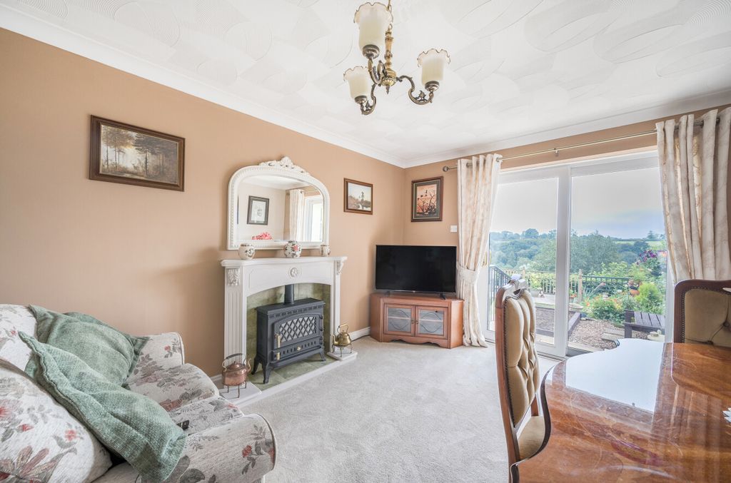 Property photo 3 of 18 Living Room