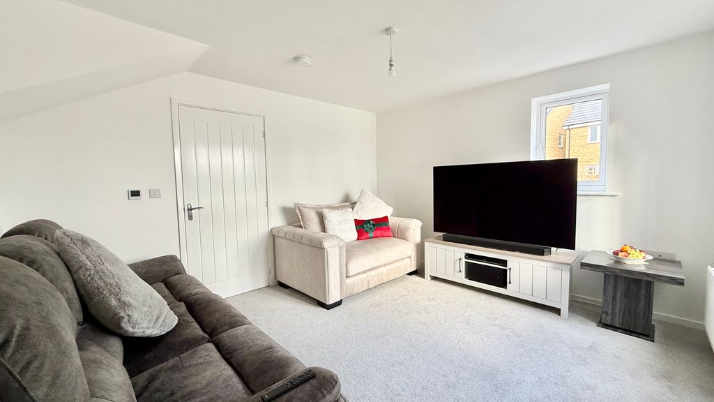 Property photo 3 of 13 Lounge