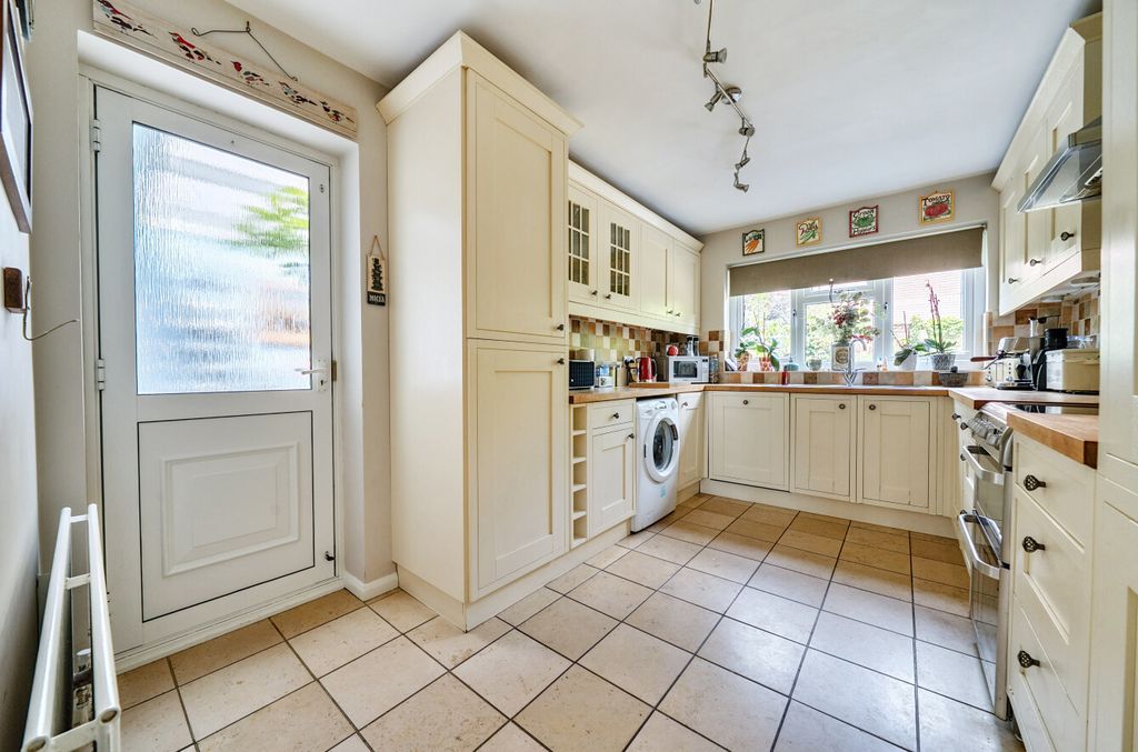 Property photo 3 of 12 1328017-19-687E59...