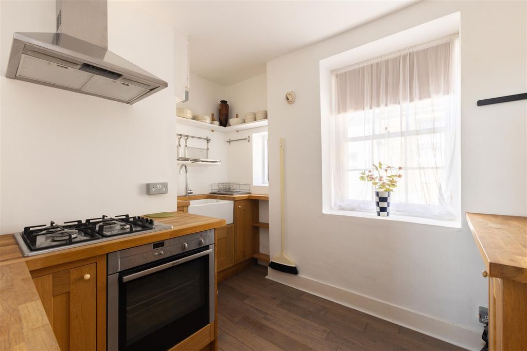 Property photo 3 of 12 Kitchen