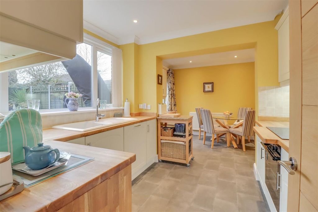 Property photo 2 of 20 6 Highcliffe Way Wickford.Jpg