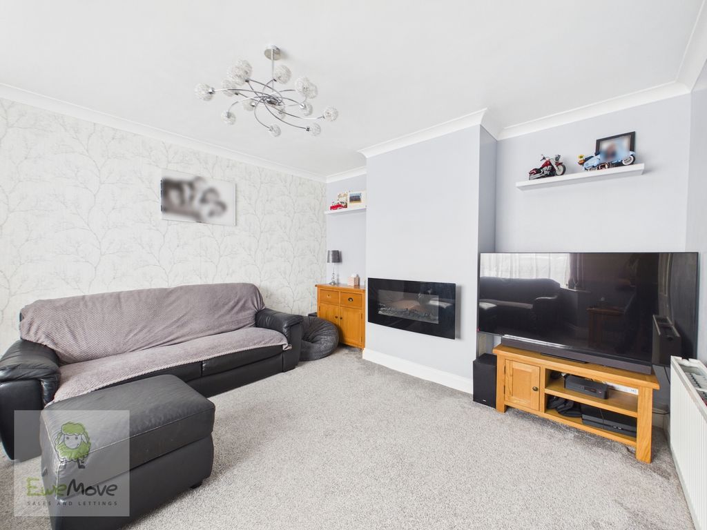 Property photo 3 of 17 Living Room