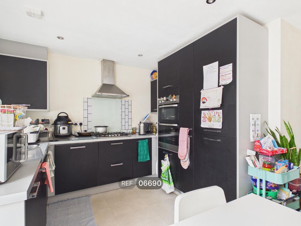 Property photo 3 of 13 Kitchen