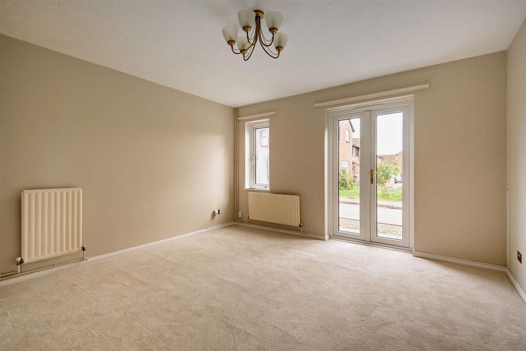 Property photo 2 of 12 8682669-Interior04-800.Jpg