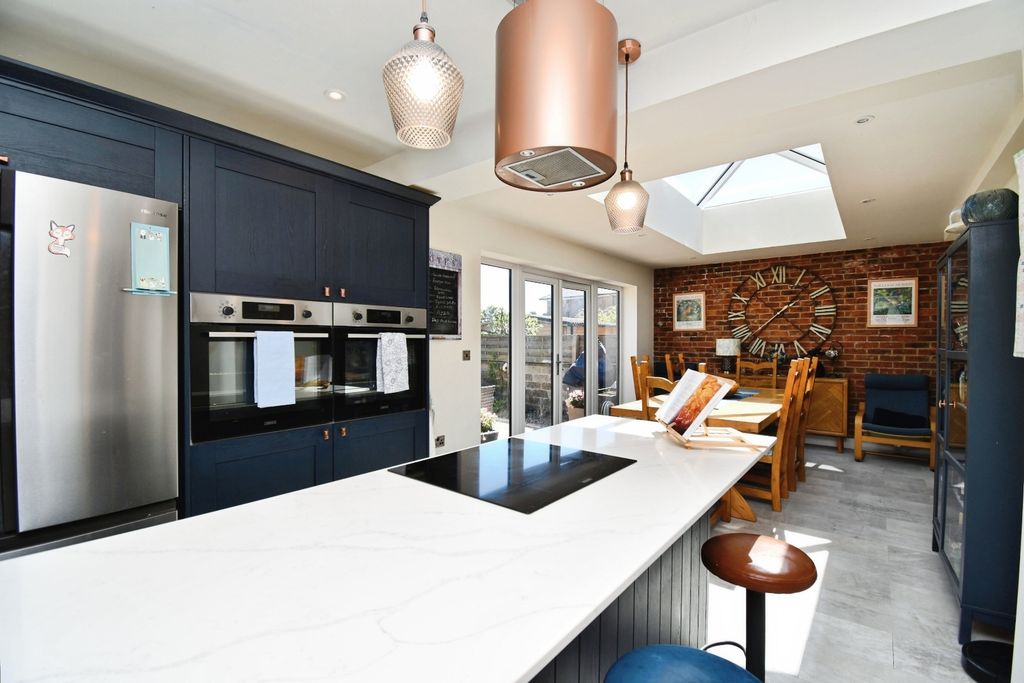 Property photo 3 of 25 Pbox-Img.Jpg