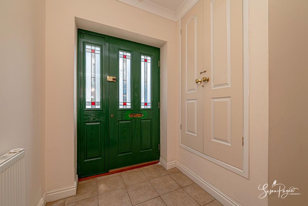 Property photo 3 of 35 Entrance Hall