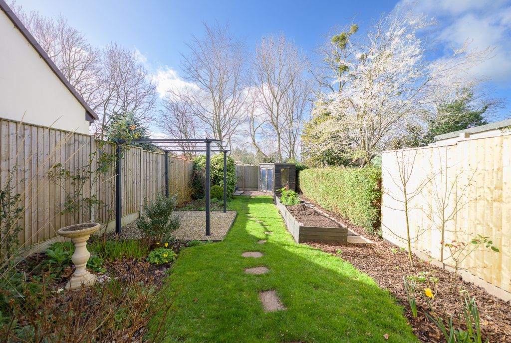 Property photo 3 of 23 Firsmead-32