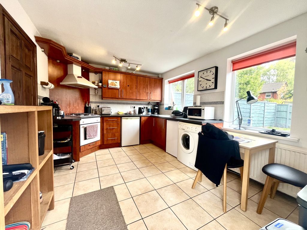 Property photo 3 of 10 Kitchen