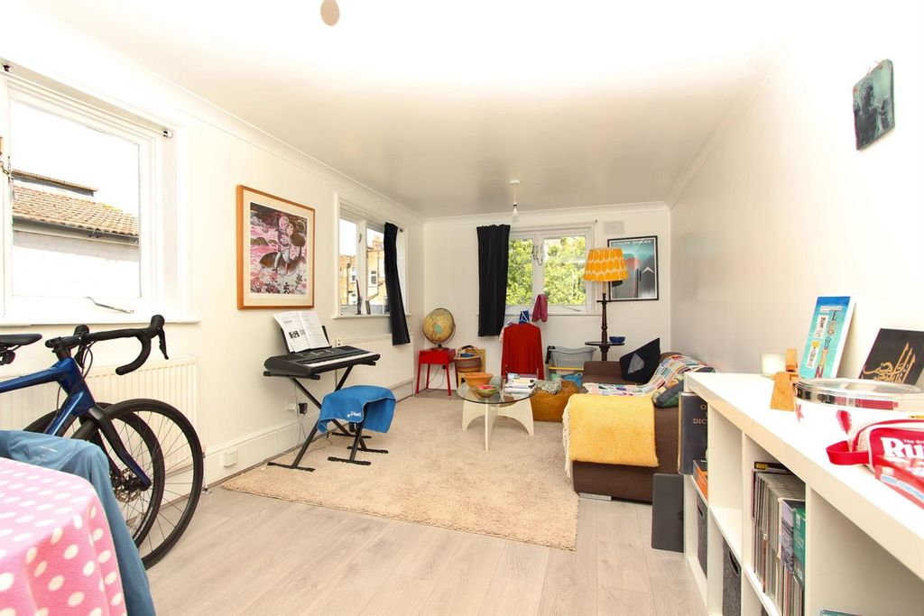 Property photo 3 of 10 Dynvevor Road, N16