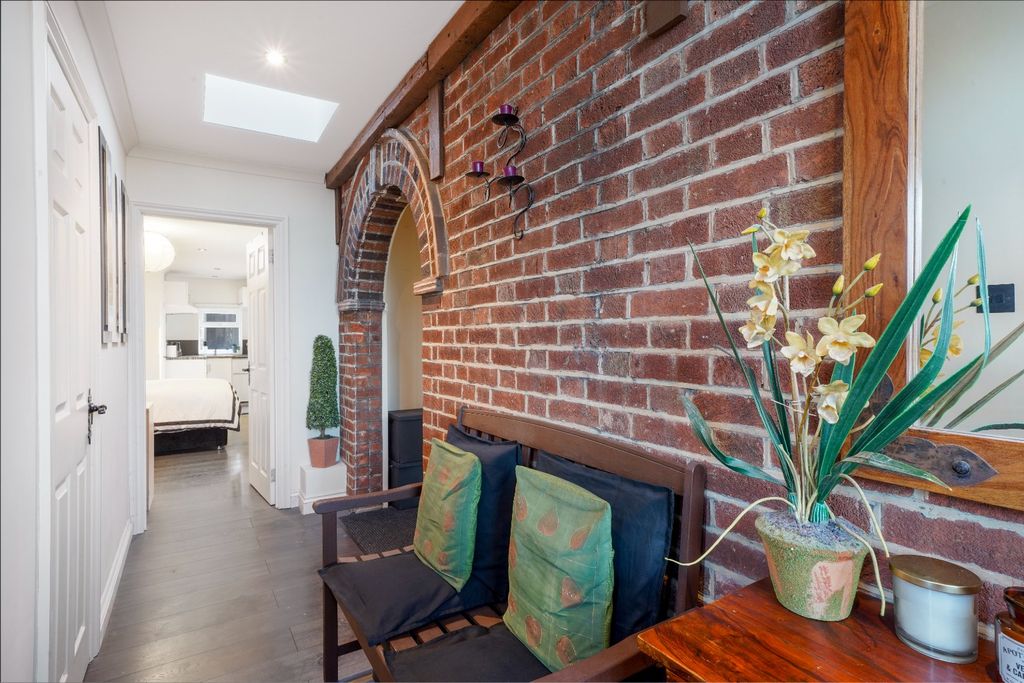 Property photo 2 of 24 4382493