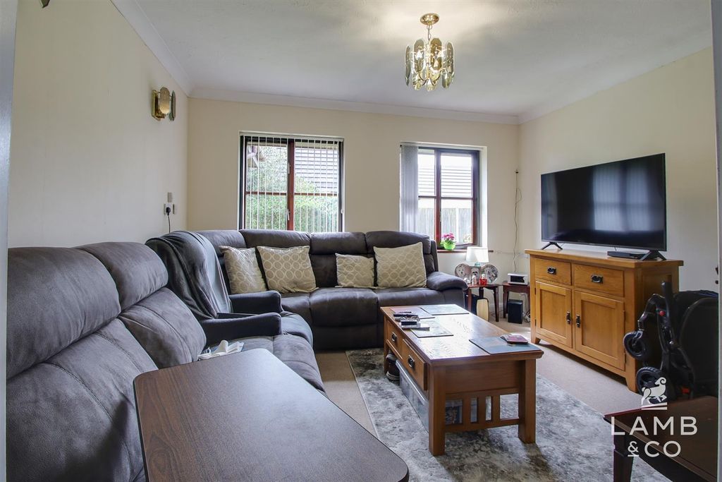 Property photo 2 of 8 Lounge