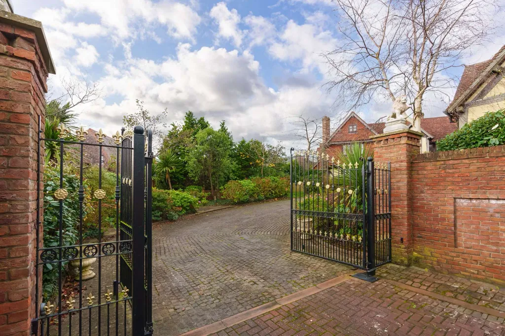 Property photo 2 of 47
