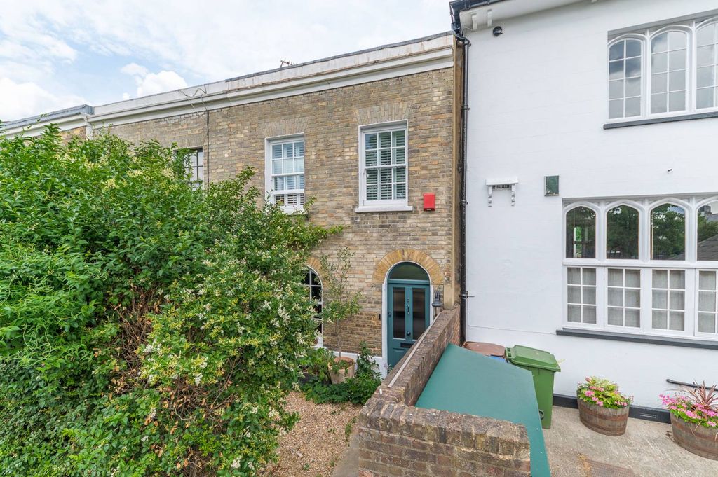 Property photo 1 of 32