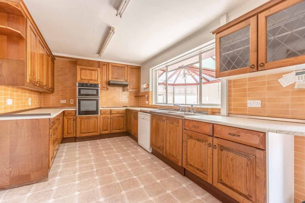 Property photo 2 of 27