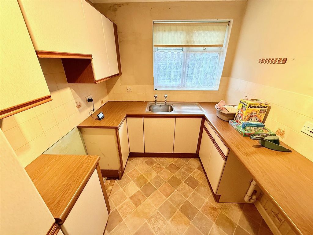 Property photo 3 of 9 Kitchen