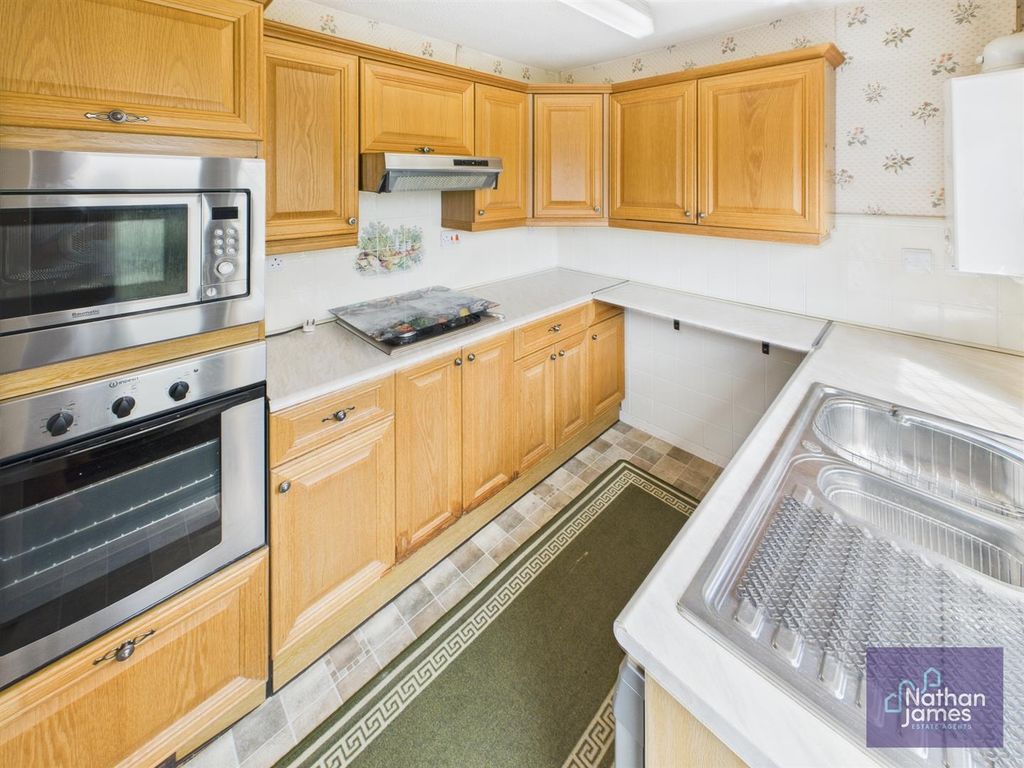 Property photo 2 of 10 Kitchen