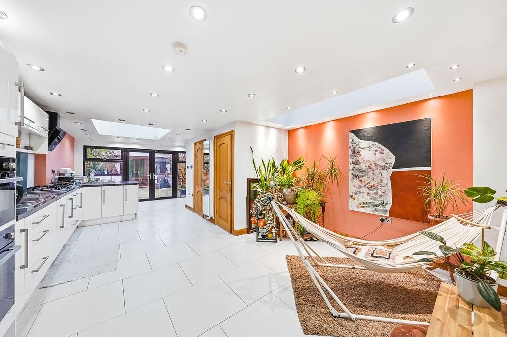 Property photo 3 of 25 Kitchen 1