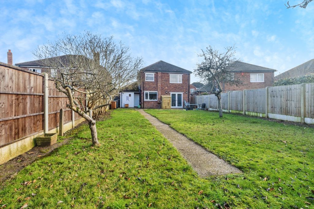 Property photo 2 of 18 2026-01-20-14Harewoodcrescent023