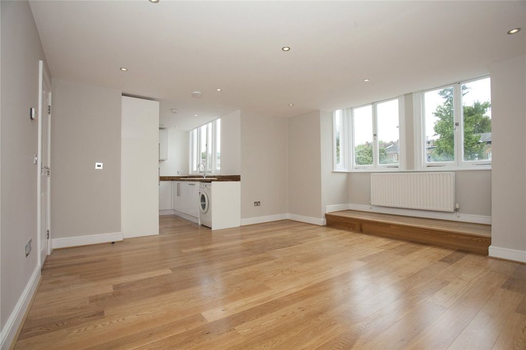 Property photo 1 of 8 Reception/Kitchen