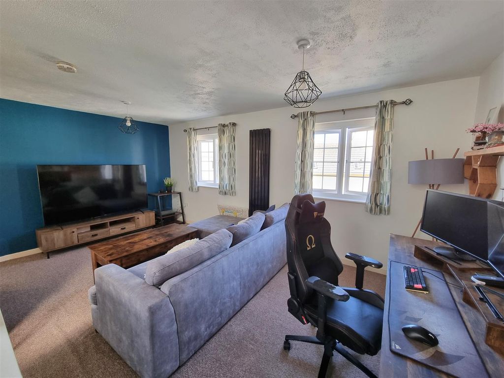 Property photo 2 of 9 Sitting Room.Jpg