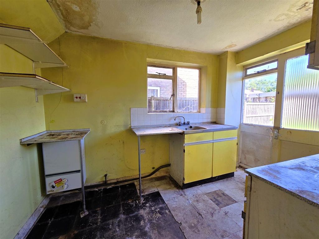 Property photo 3 of 14 33 Maple Close - Kitchen.Jpg