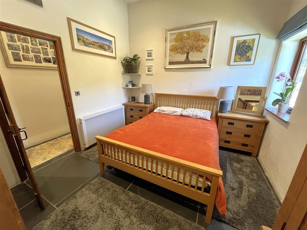 Property photo 3 of 13 Bedroom.Jpg