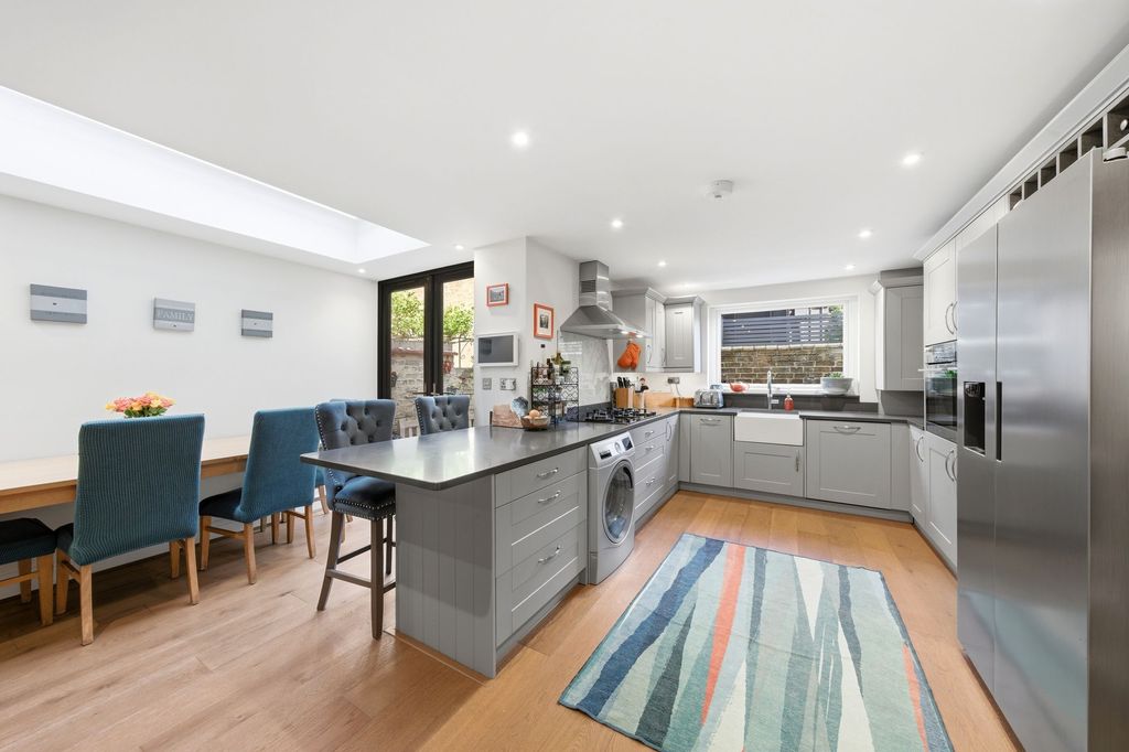 Property photo 2 of 27