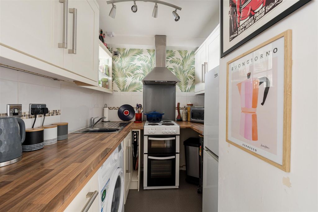 Property photo 3 of 14 Queenswood Gardens E11