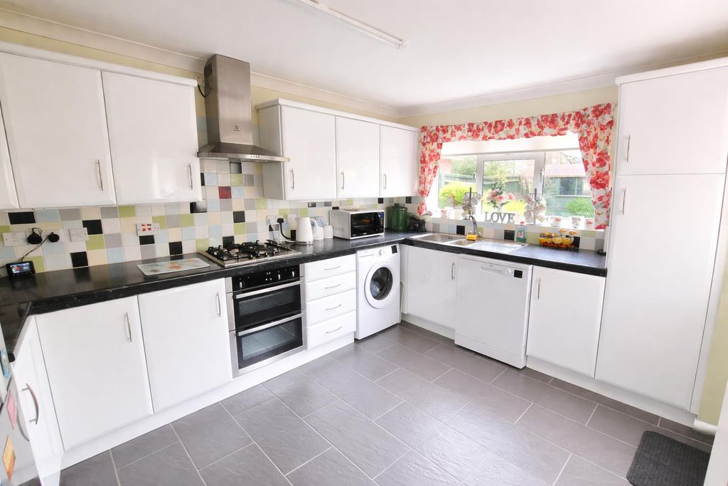 Property photo 3 of 18 Kitchen