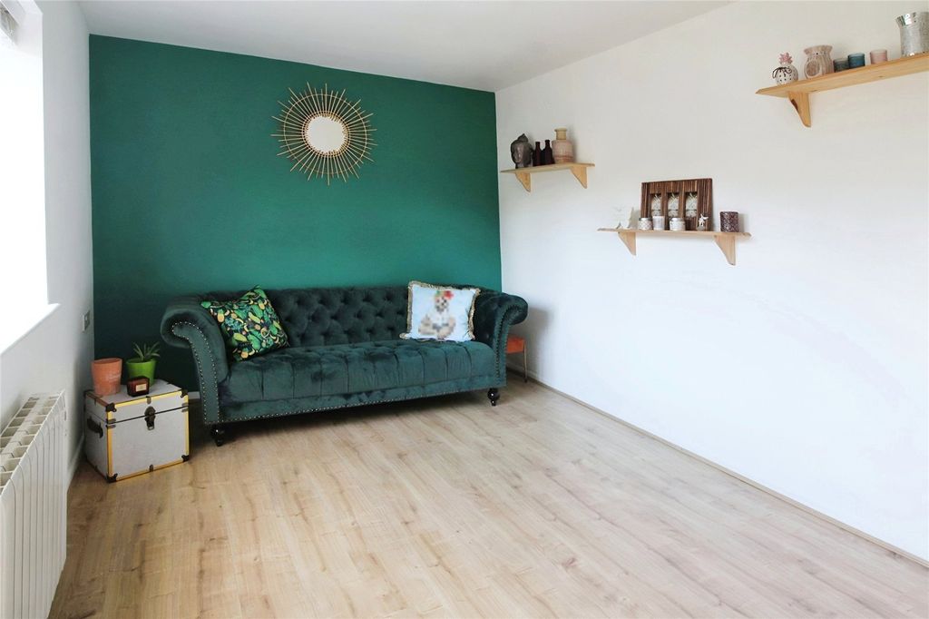 Property photo 3 of 6 Lounge