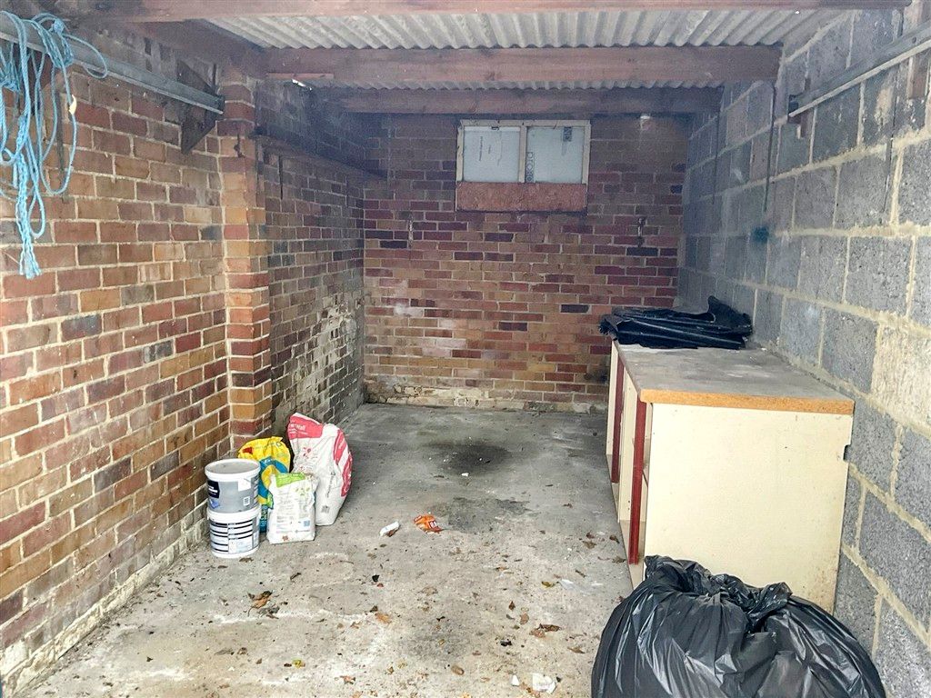 Property photo 1 of 4 Garage