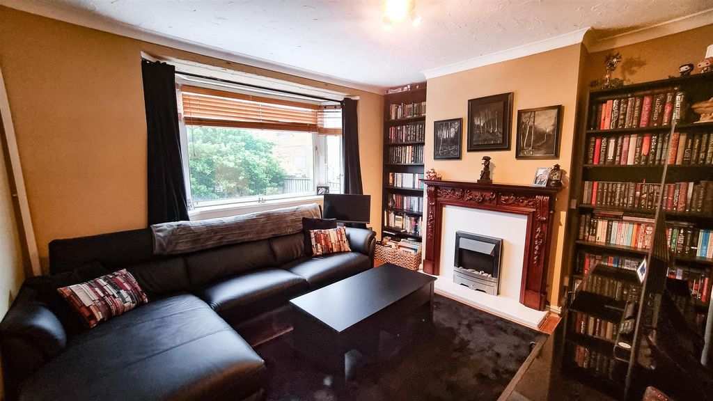 Property photo 2 of 11 Lounge