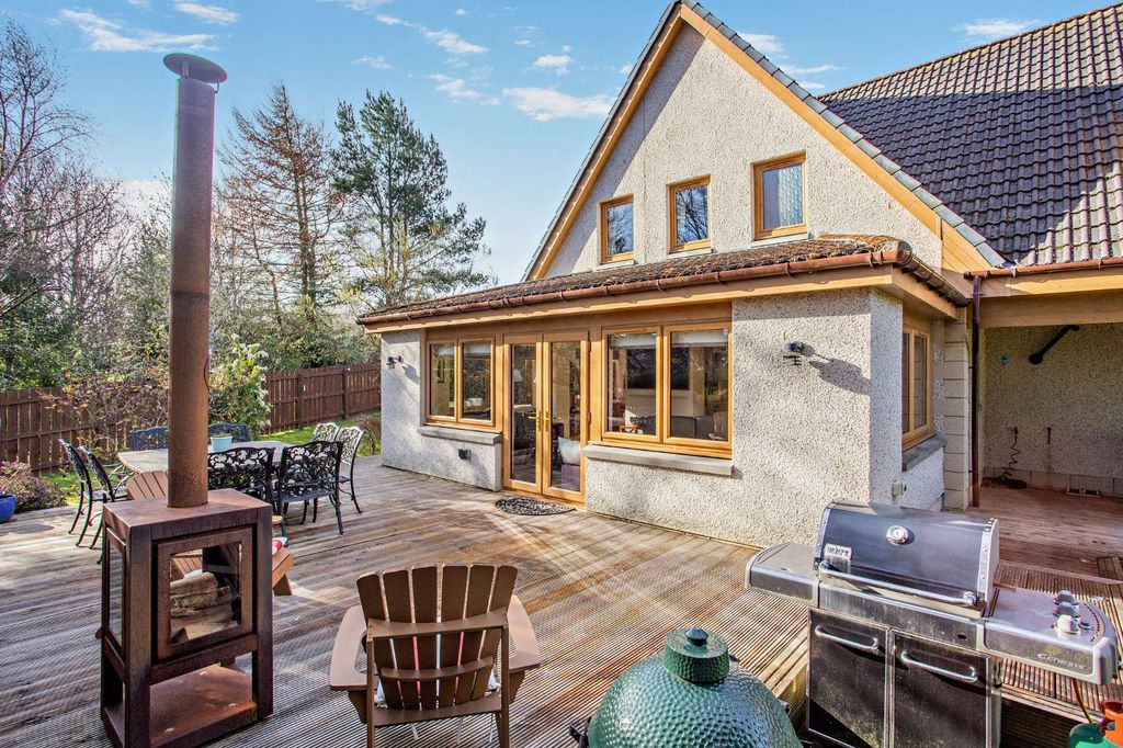 Property photo 3 of 27 18 Redwood Crescent