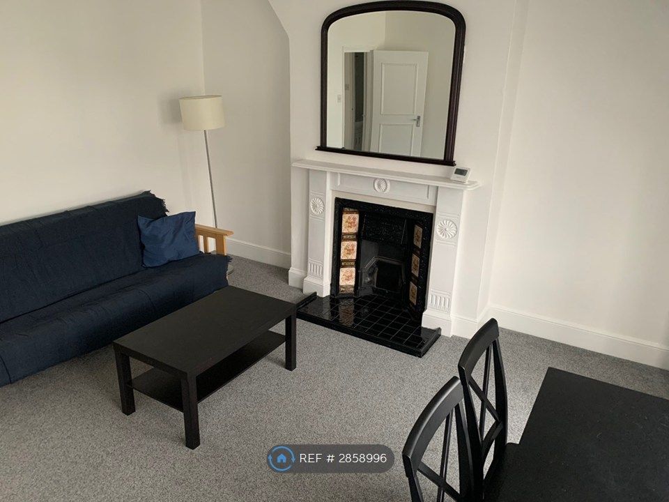 Property photo 3 of 12 Lounge