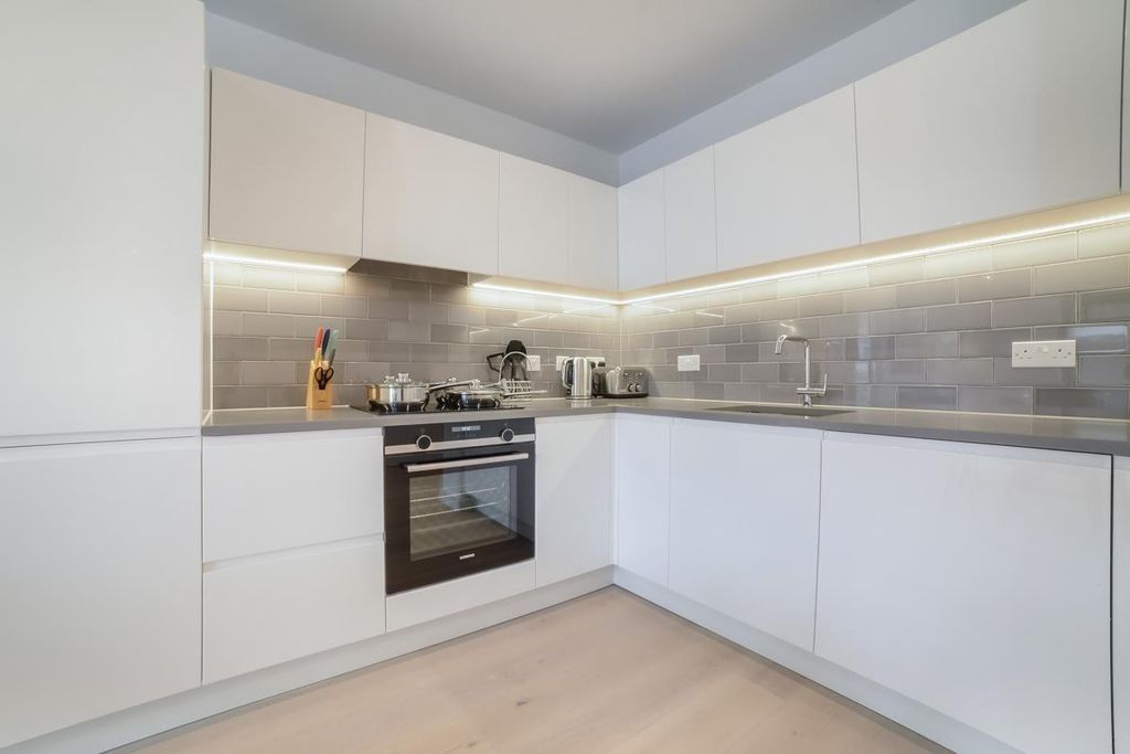 Property photo 2 of 7 Kitchen (Main)