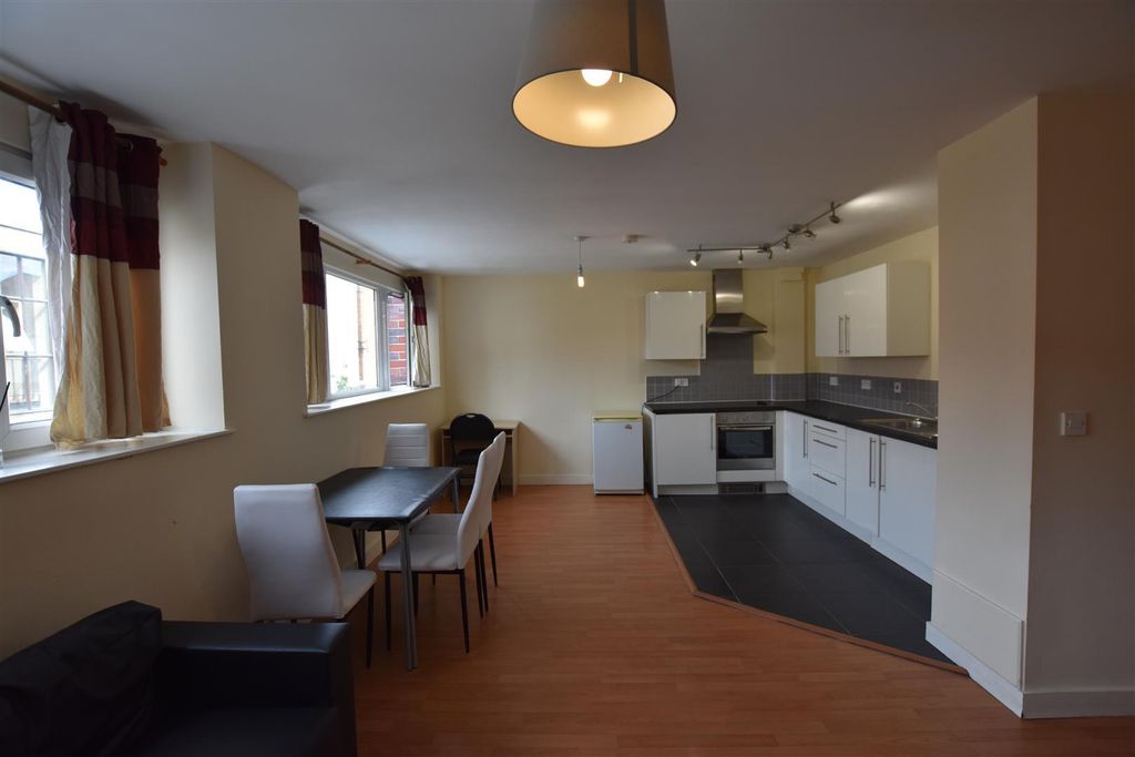 Property photo 3 of 10 Kitchen/Lounge