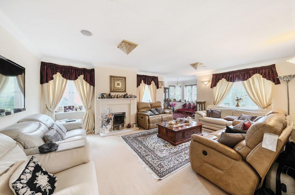 Property photo 2 of 17 Davidson Frost-Wellings, Dfw, Chandos Court, Stanm