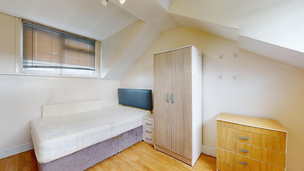 Property photo 1 of 7 Bright, Tidy Single Bedroom With A Comfortable Bed...