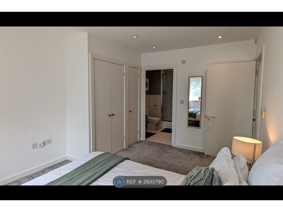 Property photo 3 of 13 Master Bedroom (Ensuite)
