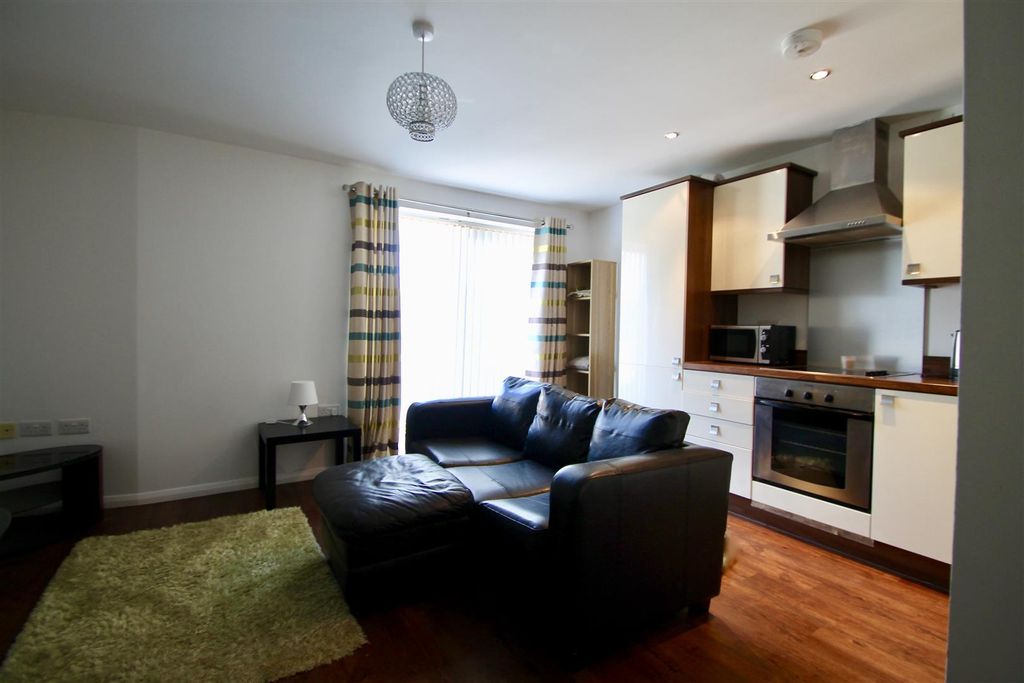 Property photo 3 of 6 Lounge
