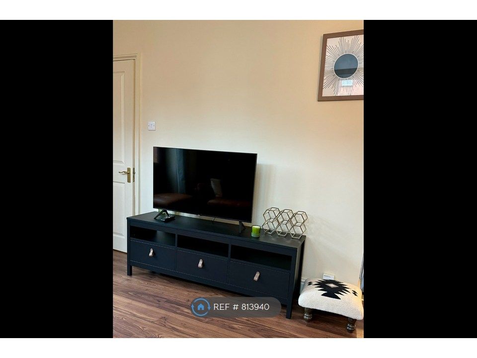 Property photo 3 of 20 Smart Tv In Sitting Room
