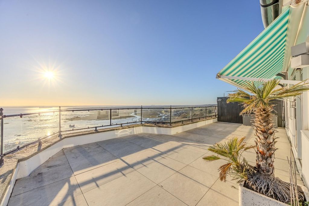 Property photo 3 of 27 Balcony