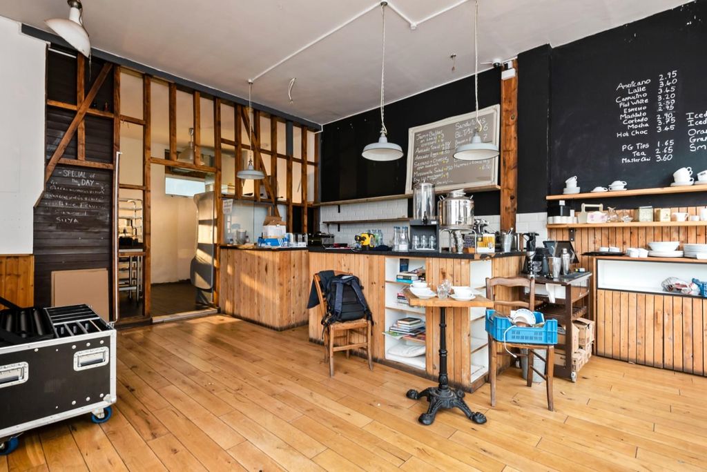 Property photo 2 of 4 Upper  Tulse Hill 21 Ph8.Jpg