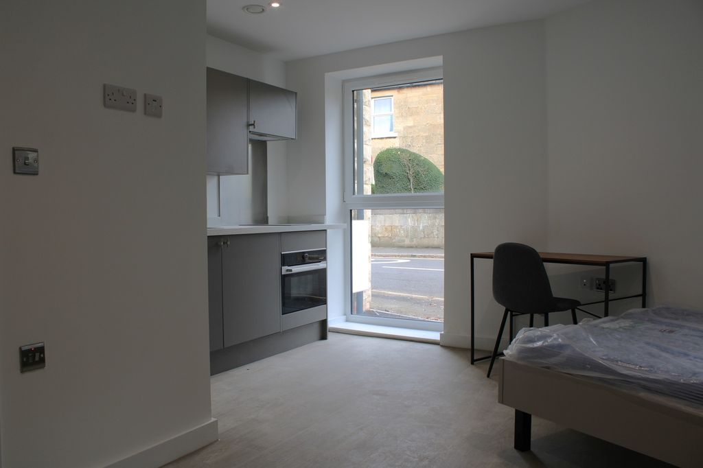 Property photo 1 of 5 A Bright And Modern Double Bedroom With A Stylish ...