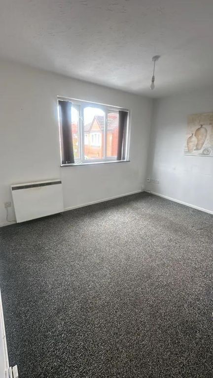 Property photo 2 of 8 Bedroom