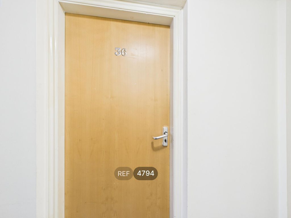 Property photo 3 of 16 Entrance Hall