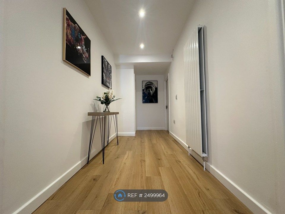 Property photo 2 of 12 Hallway