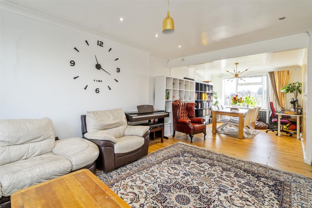 Property photo 3 of 14 2 High Street_2.Jpg