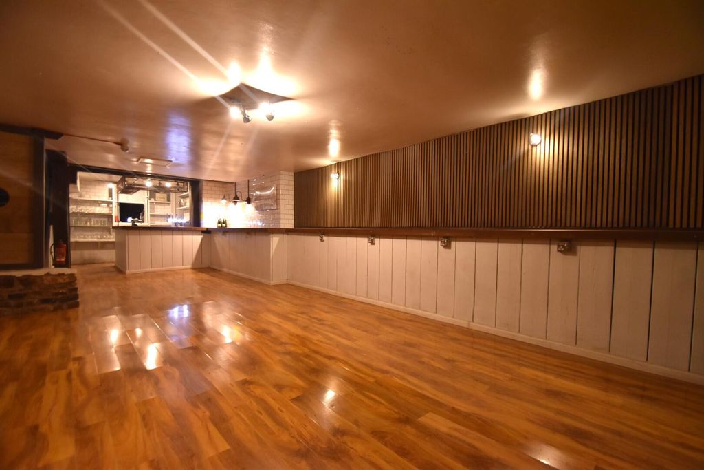 Property photo 3 of 10 Tiverton Seddons